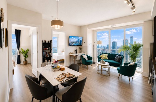 Toronto Entertainment District Hotel | Tripshine Suites -Rogers Center MTCC 3BR/2BA king bed Parking Lakeview