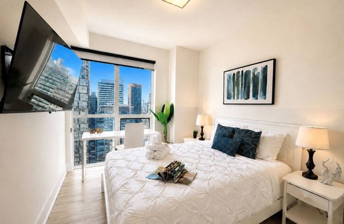 Toronto Entertainment District Hotel | Tripshine Suites -Rogers Center MTCC 3BR/2BA king bed Parking Lakeview
