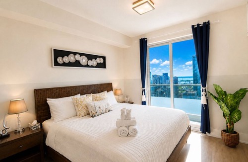 Toronto Entertainment District Hotel | Tripshine Suites -Rogers Center MTCC 3BR/2BA king bed Parking Lakeview