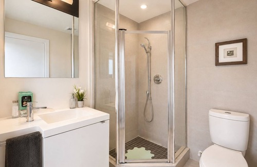 Toronto Entertainment District Hotel | Tripshine Suites -Rogers Center MTCC 3BR/2BA king bed Parking Lakeview