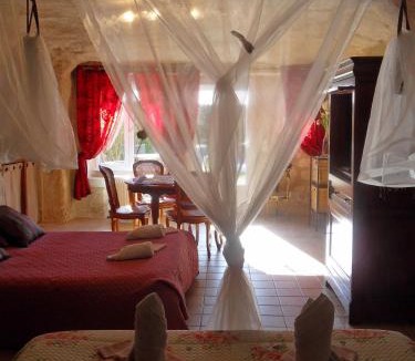 Azay-le-Rideau Bed & Breakfast | Troglodelice