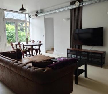 Saint-Etienne-de-Chigny Apartment | Troglodyte Baths
