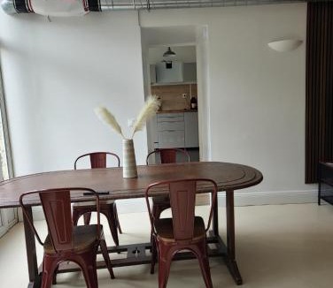 Saint-Etienne-de-Chigny Apartment | Troglodyte Baths