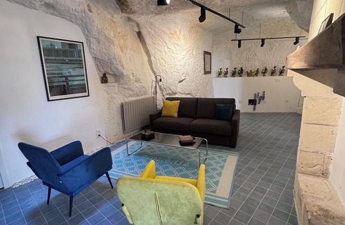 La Roche-Clermault Bed & Breakfast | Troglodyte family suite with access to indoor pool