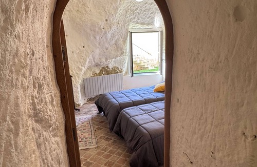 La Roche-Clermault Bed & Breakfast | Troglodyte family suite with access to indoor pool