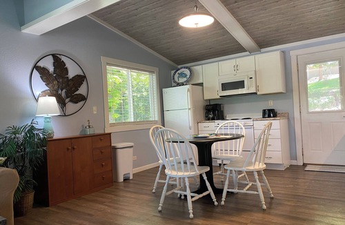 Lake Ozark Condo | TROPICAL 2 BEDROOM LAKEVIEW CONDO CLOSE TO EVERYTHING!
