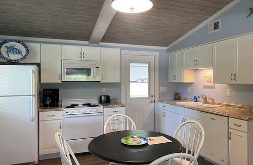 Lake Ozark Condo | TROPICAL 2 BEDROOM LAKEVIEW CONDO CLOSE TO EVERYTHING!