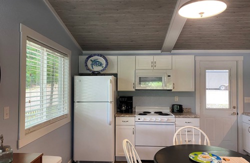 Lake Ozark Condo | TROPICAL 2 BEDROOM LAKEVIEW CONDO CLOSE TO EVERYTHING!