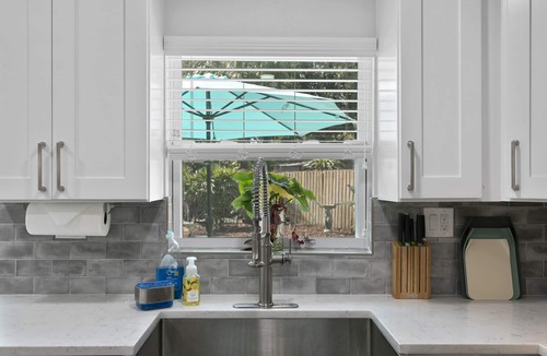 Ballast Point House | Tropical 3bd bungalow with pool! Walk to Bayshore!