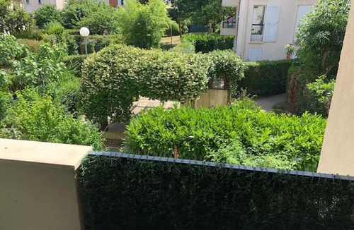 Les Epinettes Apartment | Tropical Appart a Evry