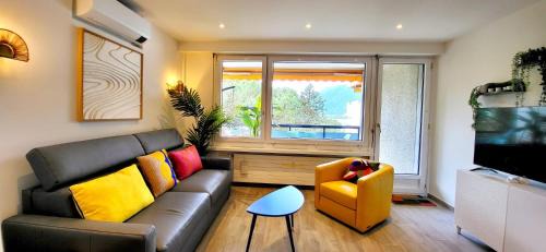 Bissone Apartment | Tropical Art Apartment