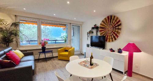Bissone Apartment | Tropical Art Apartment
