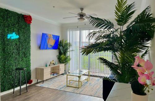 South Central Houston Apartment | Tropical Breeze - 2BR- FIFA - Walk to NRG - Pool - Gym - Sleep 6