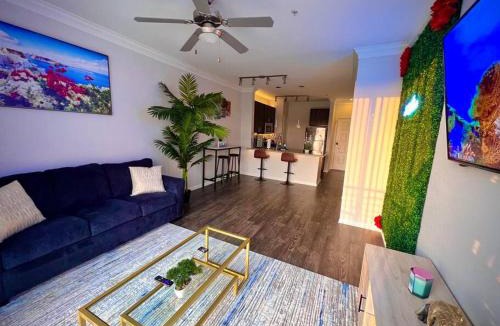 South Central Houston Apartment | Tropical Breeze - 2BR- FIFA - Walk to NRG - Pool - Gym - Sleep 6