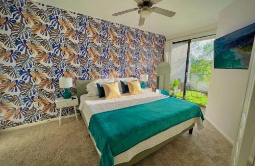 South Central Houston Apartment | Tropical Breeze - 2BR- FIFA - Walk to NRG - Pool - Gym - Sleep 6