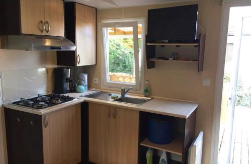 Vic-la-Gardiole Apartment | Tropical Bungalow 2