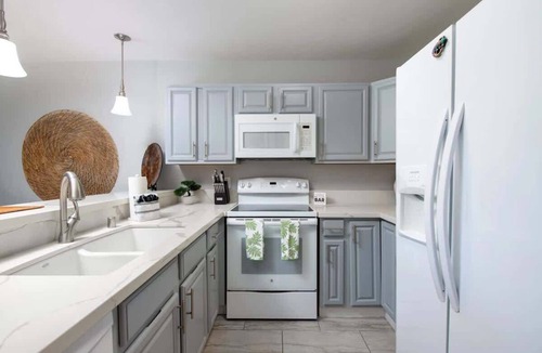 Waikoloa Village Condo | Tropical condo with pools, lanai & BBQ