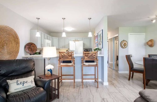 Waikoloa Village Condo | Tropical condo with pools, lanai & BBQ