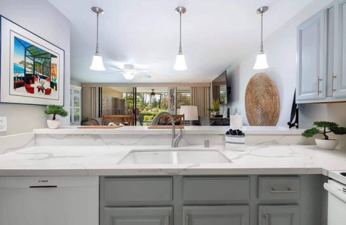 Waikoloa Village Condo | Tropical condo with pools, lanai & BBQ