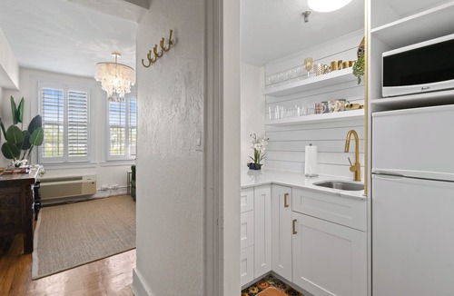 Palm Beach Condo | Tropical Delight 1 br Condo wPool in Palm BeachSteps to Beach, Dining