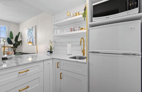 Palm Beach Condo | Tropical Delight 1 br Condo wPool in Palm BeachSteps to Beach, Dining