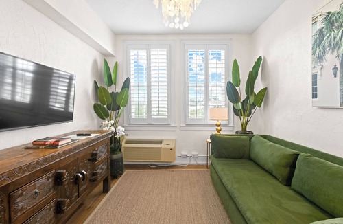 Palm Beach Condo | Tropical Delight 1 br Condo wPool in Palm BeachSteps to Beach, Dining