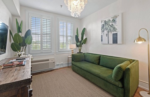 Palm Beach Condo | Tropical Delight 1 br Condo wPool in Palm BeachSteps to Beach, Dining