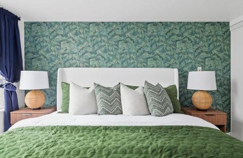 Downtown Mississauga Apartment | Tropical Designer King Suite - Sleeps 5 - Parking