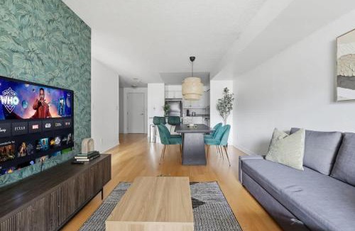 Downtown Mississauga Apartment | Tropical Designer King Suite - Sleeps 5 - Parking