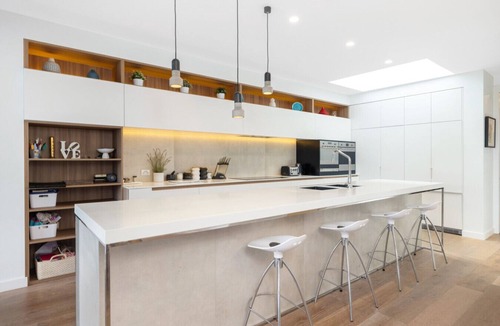 Dee Why House | Tropical Entertainers Delight