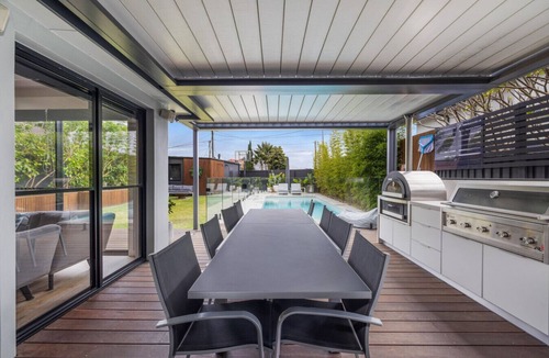 Dee Why House | Tropical Entertainers Delight