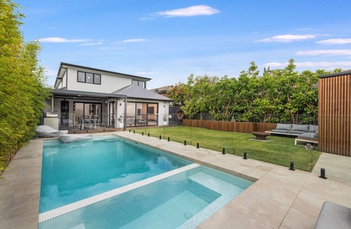Dee Why House | Tropical Entertainers Delight