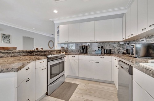 Tarpon River House | Tropical Getaway- Downtown/Las Olas with a POOL!