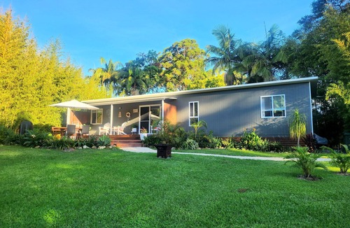 Smiths Lake Cottage | Tropical Hideaway Cottage