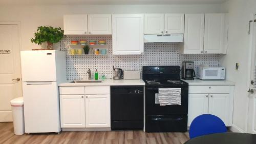 Central Oakland Park Apartment | Tropical Hideaway!