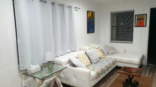Central Oakland Park Apartment | Tropical Hideaway!