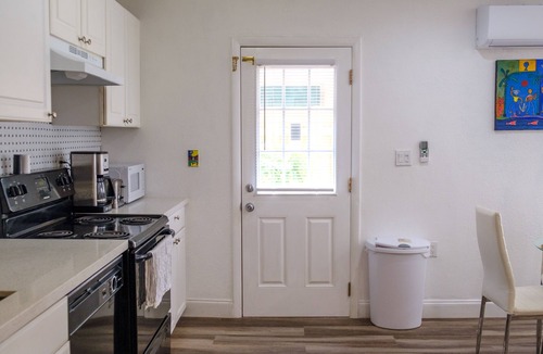 Central Oakland Park Cottage | Tropical Hideway