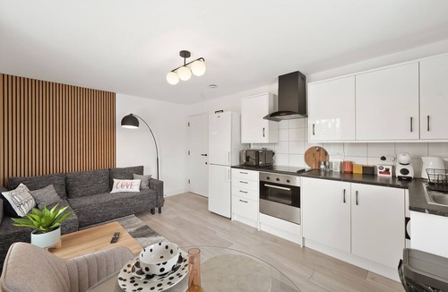 Dunmow Apartment | Tropical Inspired 2-Bedroom Flat