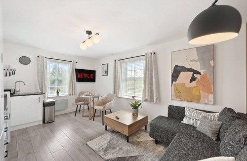 Dunmow Apartment | Tropical Inspired 2-Bedroom Flat