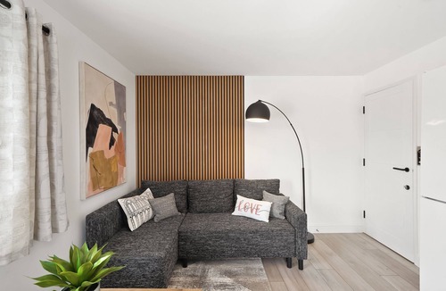 Dunmow Apartment | Tropical Inspired 2-Bedroom Flat