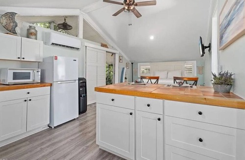Bonita Springs Cabin | Tropical Lakefront Retreat | Hot Tub + Kayak