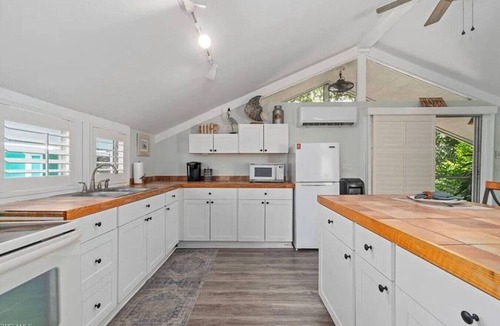Bonita Springs Cabin | Tropical Lakefront Retreat | Hot Tub + Kayak