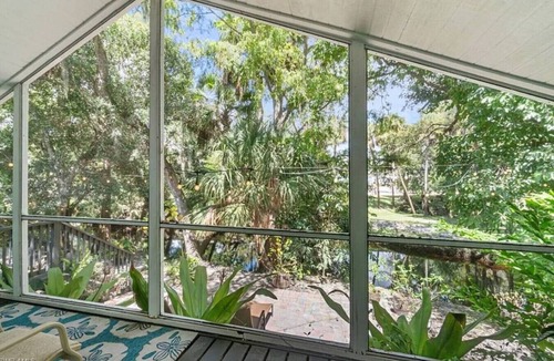 Bonita Springs Cabin | Tropical Lakefront Retreat | Hot Tub + Kayak