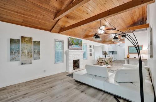 Sailboat Bend House | Tropical Oasis 2BR House w Pool