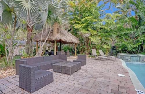 Sailboat Bend House | Tropical Oasis 2BR House w Pool