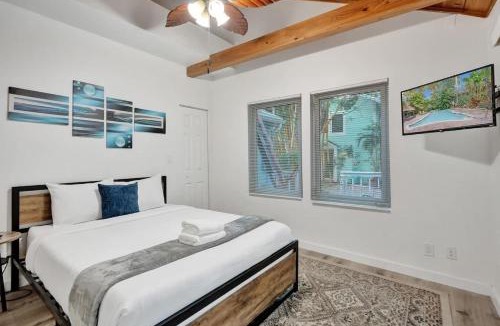Sailboat Bend House | Tropical Oasis 2BR House w Pool