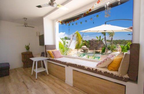 El Castell de Montornes Villa | Tropical Oasis Costa Dorada with private pool