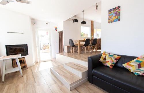 El Castell de Montornes Villa | Tropical Oasis Costa Dorada with private pool