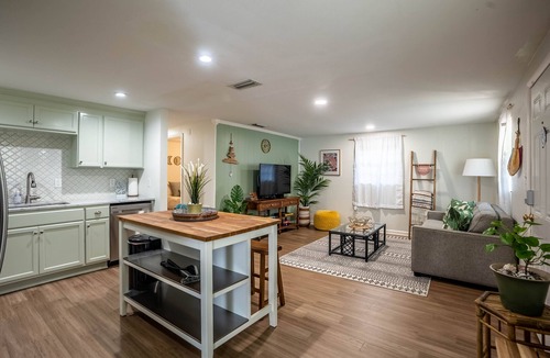 South Seminole Heights House | ☆Tropical Oasis☆ Luxury Pool & Ace Location