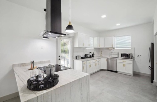 Lancaster House | Tropical Oasis - Pool + Beach Volleyball + Firepit